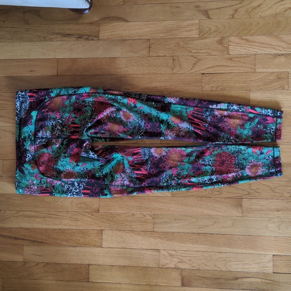 Lululemon Speed Up Tight 28" in Zen Garden Multi - Picture 3 of 8